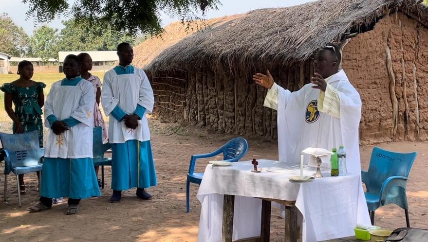 Apoya con estipendios de misa a sacerdotes en África