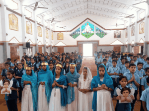 Niños rezando el rosario