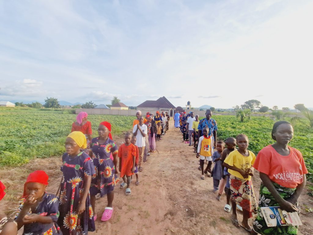Un millón de niños rezando el rosario