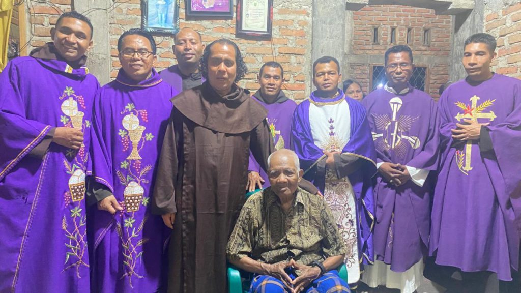 Padres carmelitas en Indonesia