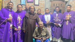 Padres carmelitas en Indonesia