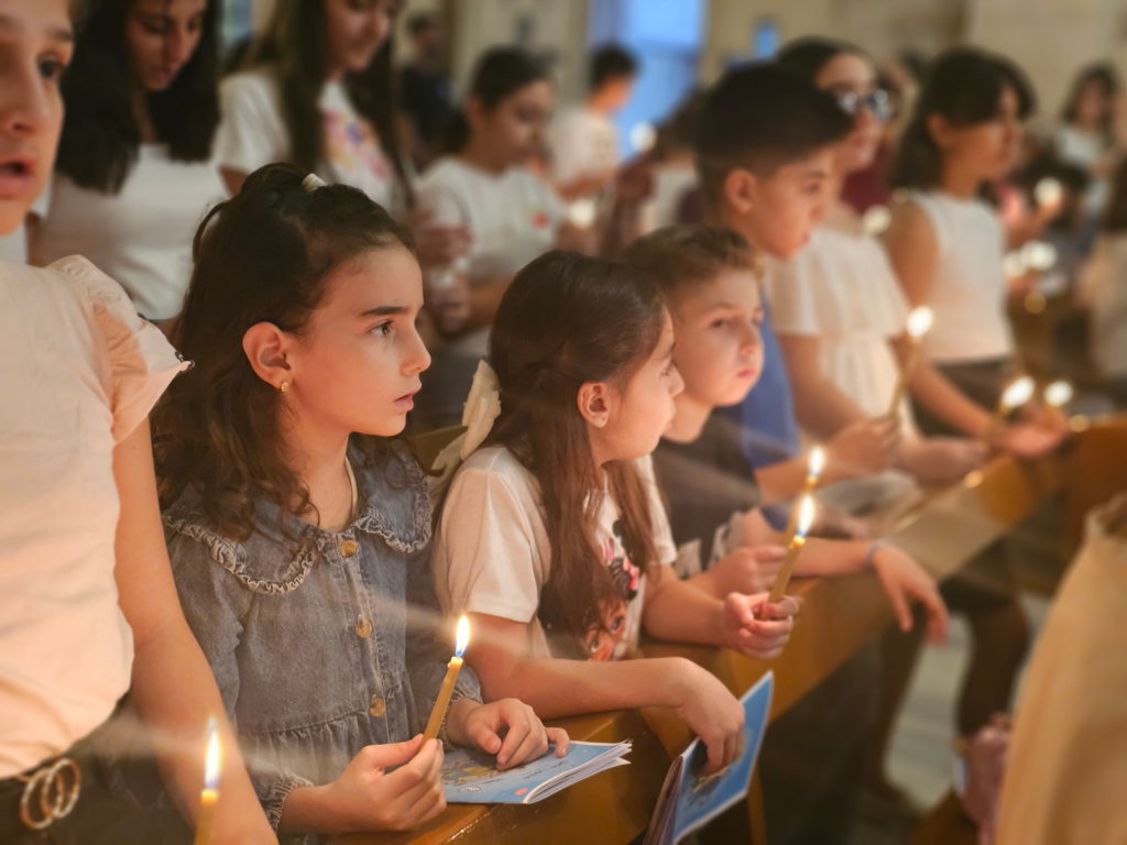 Un millón de niños rezando el Rosario